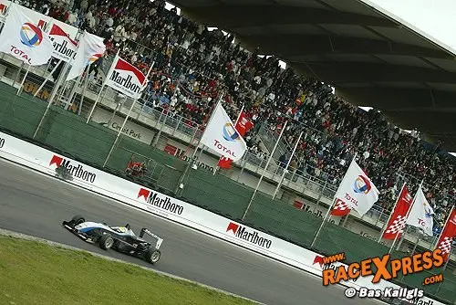 Een volle tribune zag Lewis Hamilton bovenaan het podium