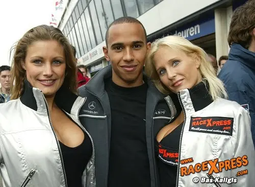 De winnaar van vorig jaar, Lewis Hamilton, in gezelschap met mooie dames
