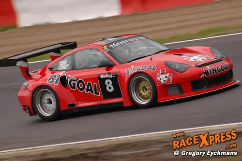 De Bingoal Porsche van de gebroeders Wauters ging in de namiddag van de baan