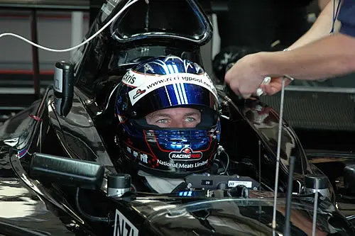 Chris van der Drift in de auto