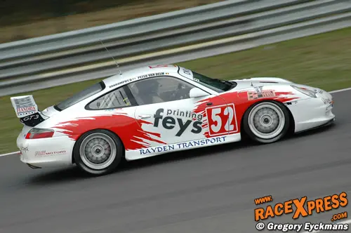De First Porsche lag aan de leiding maar kwam in de laatste ronde zonder benzine