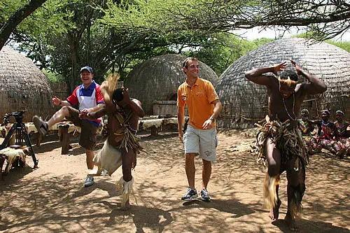 Thomas Enge (Tjsechië) en Jeroen Bleekemolen (Nederland) dansen met Zulu's