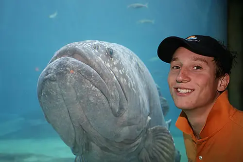 Renger van der Zande (Nederland) op de foto met een wild zeedier