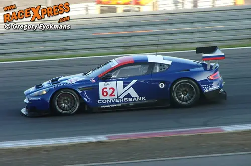 Darren Turner in de Aston Martin DBR9 tijdens de 1000 KM Nürburgring 2005