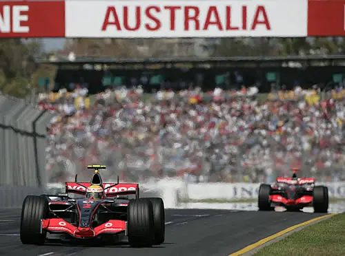 Rookie Lewis Hamilton was al meteen in de eerste wedstrijd sneller dan de wereldkampioen