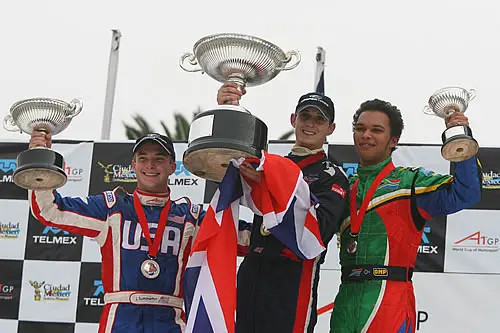 Podium van de A1GP hoofdrace in Mexico met Jonathan Summerton (links), Oliver Jarvis (midden) en Adrian Zaugg (rechts)