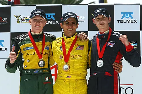 Podium na de sprintrace met Ian Dyk (links), Alex Yoong (midden) en Oliver Jarvis (rechts)