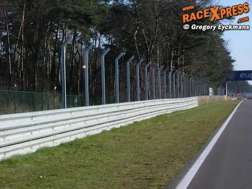Nieuwe FIA-omheining ter hoogte van het uitkomen van de Bianchi