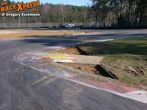 De metalen kerbstones zullen nu op een verharde zone komen te liggen zodat er geen zand op het circuit kan terechtkomen na het afsnijden