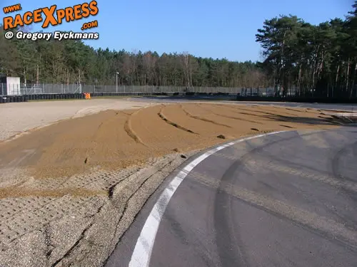 Extra kiezel in de Villeneuve chicane