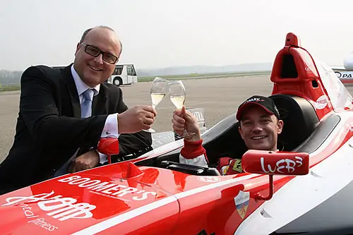 Nadat de handtekeningen waren gezet werd er champagne gedronken