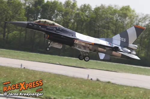 De F16 stijgt op