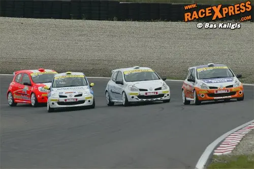 Veel actie in de Dunlop SportMaxx Clio Cup met Marcel Duits driftend door de Tarzanbocht