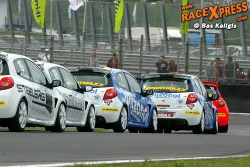 Close-racing in de Dunlop SportMaxx Clio Cup