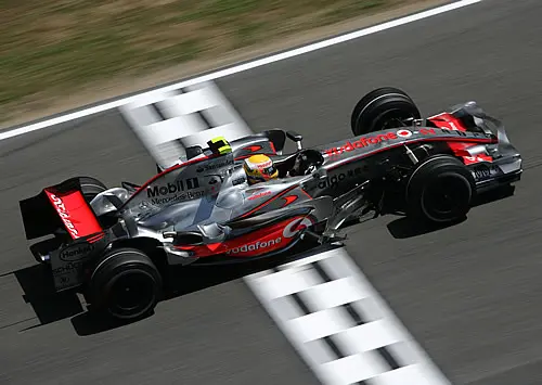 Lewis Hamilton eindigde als tweede en is de leider in het Formule 1 kampioenschap