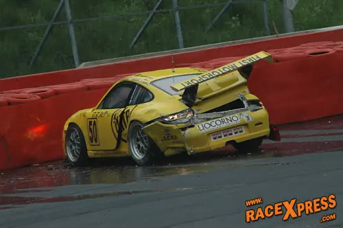 Ook de First Motorsport Porsche was het slachtoffer van het weer