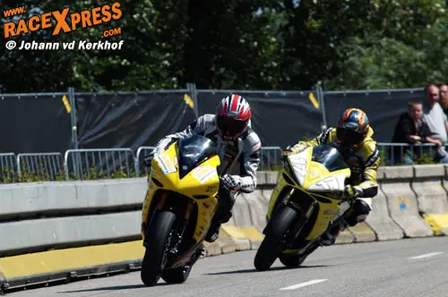 Motoren scheurden ook door de straten