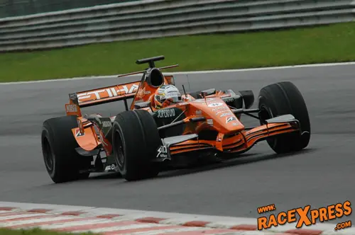 Adrian Sutil op weg met zijn Spyker