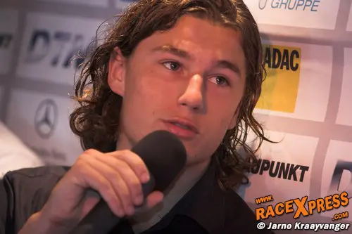 Formule BMW-coureur Luuk Glansdorp bij de persconferentie