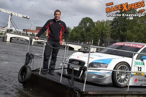 Timo Scheider bij de Audi A4 DTM bolide