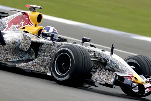 Coulthard in zijn bestickerde Red Bull