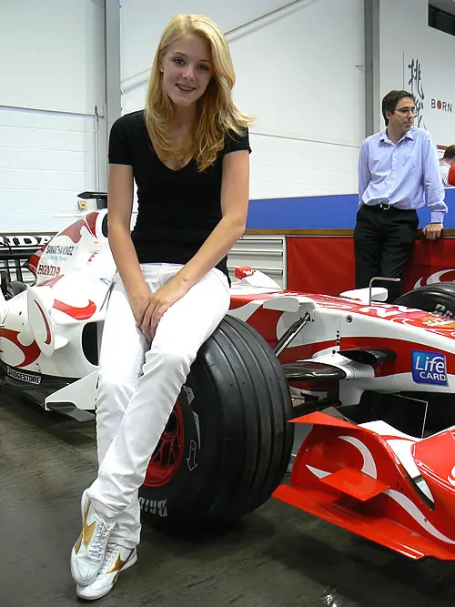 Lizz Splinter bij de Super Aguri F1-bolide