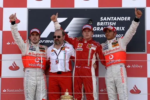 Kimi Raikkonen wordt geflankeerd door Alonso en Hamilton op het Britse podium