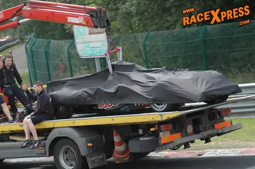 De wagen van de Schot David Coulthard op de takelwagen