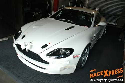 De maagdelijke witte Aston Martin N24 van Jet Alliance