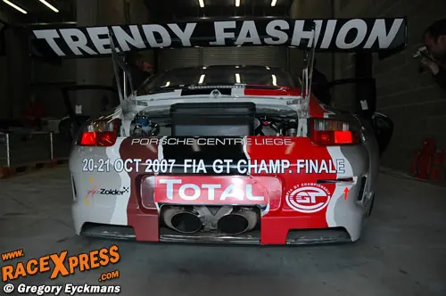 Rudi Penders heeft zijn Porsche voorzien van reclame voor de Last Race te Zolder