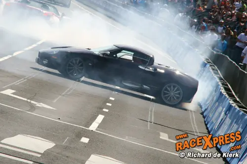 Spykers gummend over de baan