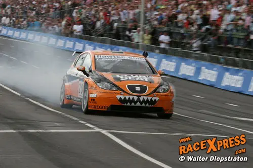 Tom Coronel weet hoe hij het publiek moet vermaken