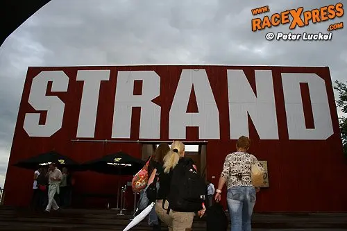 De exclusieve afterparty werd gehouden op het strand aan de Maas in Rotterdam