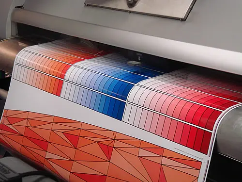 Het ontwerp wordt op folie uitgeprint
