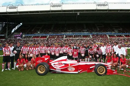 Selectie PSV op de foto met de auto