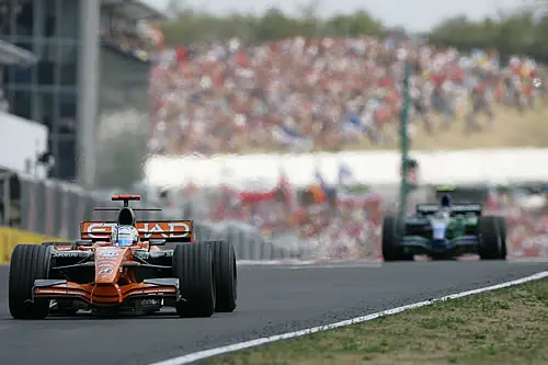 Adrian Sutil vierde zijn succes: hij bleef Honda F1-piloot Rubens Barrichello voor