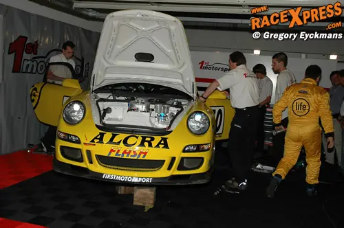Vlak voor de start kreeg de Porsche  problemen, en moest uit de pits vertrekken