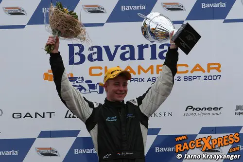 Joey Hanssen op de bovenste trede van het podium