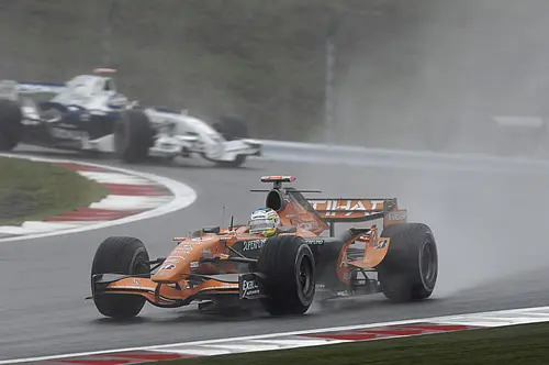 Adrian Sutil maakt een sterke race mee