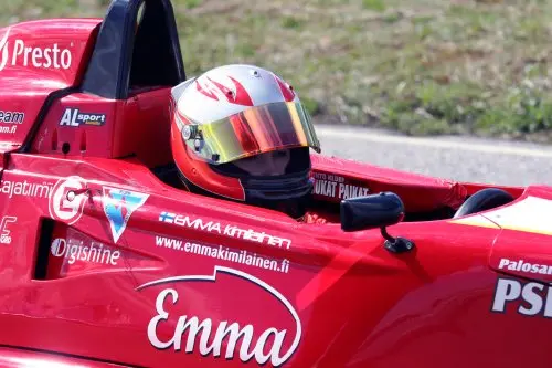 Emma Kimilainen in haar Formule Ford bolide