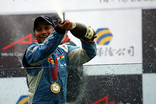 Narain Karthikeyan wint de A1GP hoofdrace in Zhuhai