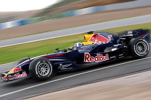 Coulthard geeft de RB4 de sporen