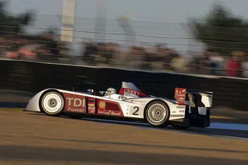 Allan McNish achter het stuur van de Audi R10 TDI