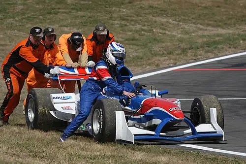 Robbie Kerr moest de strijd in de sprintrace staken na een aanrijding met Team USA