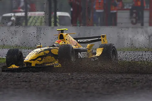 Diego Nunes schreef zaterdag een auto af, zondag dook hij het grind in