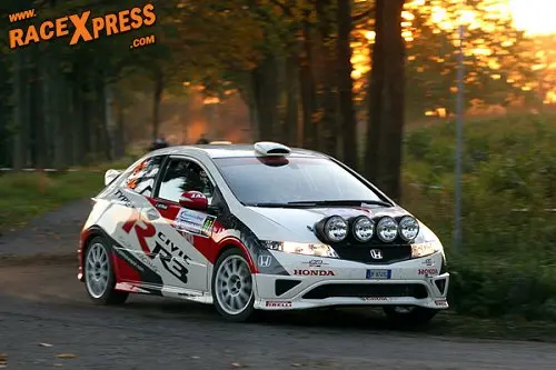 Marcel Piepers met zijn Honda Civic Type-R R3