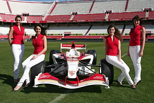 Babes horen bij de autosport