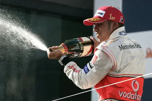 Hamilton geniet op het podium