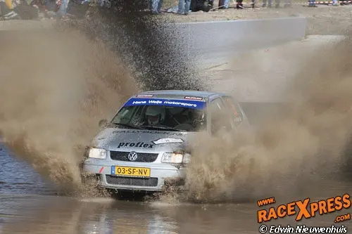 Hans Weijs Junior spetterend door de waterbak
