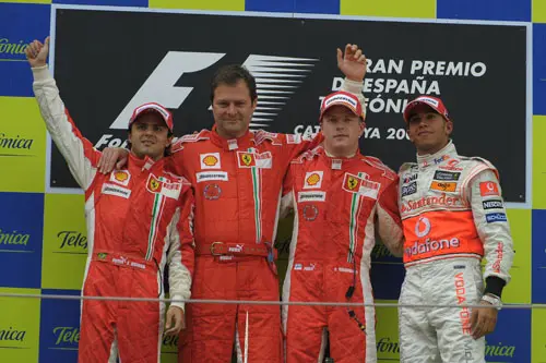 Een roodgekleurd podium